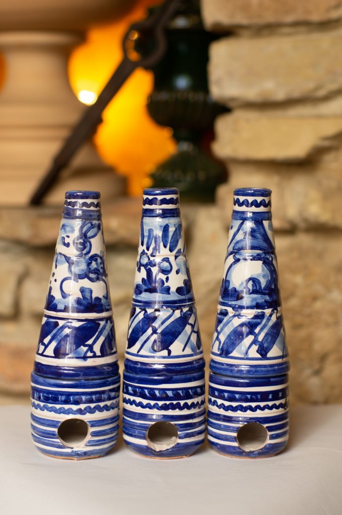 Santa Ana con detalles azules